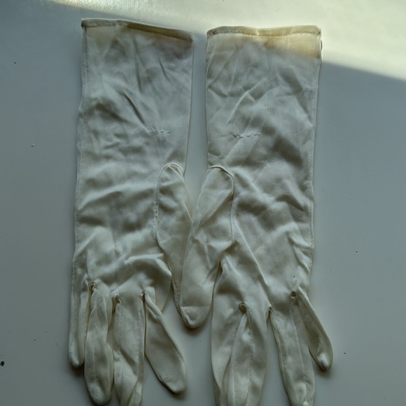 Beautiful vintage white gloves with embroidery and beading. Size 7 1/2 - Picture 5 of 9